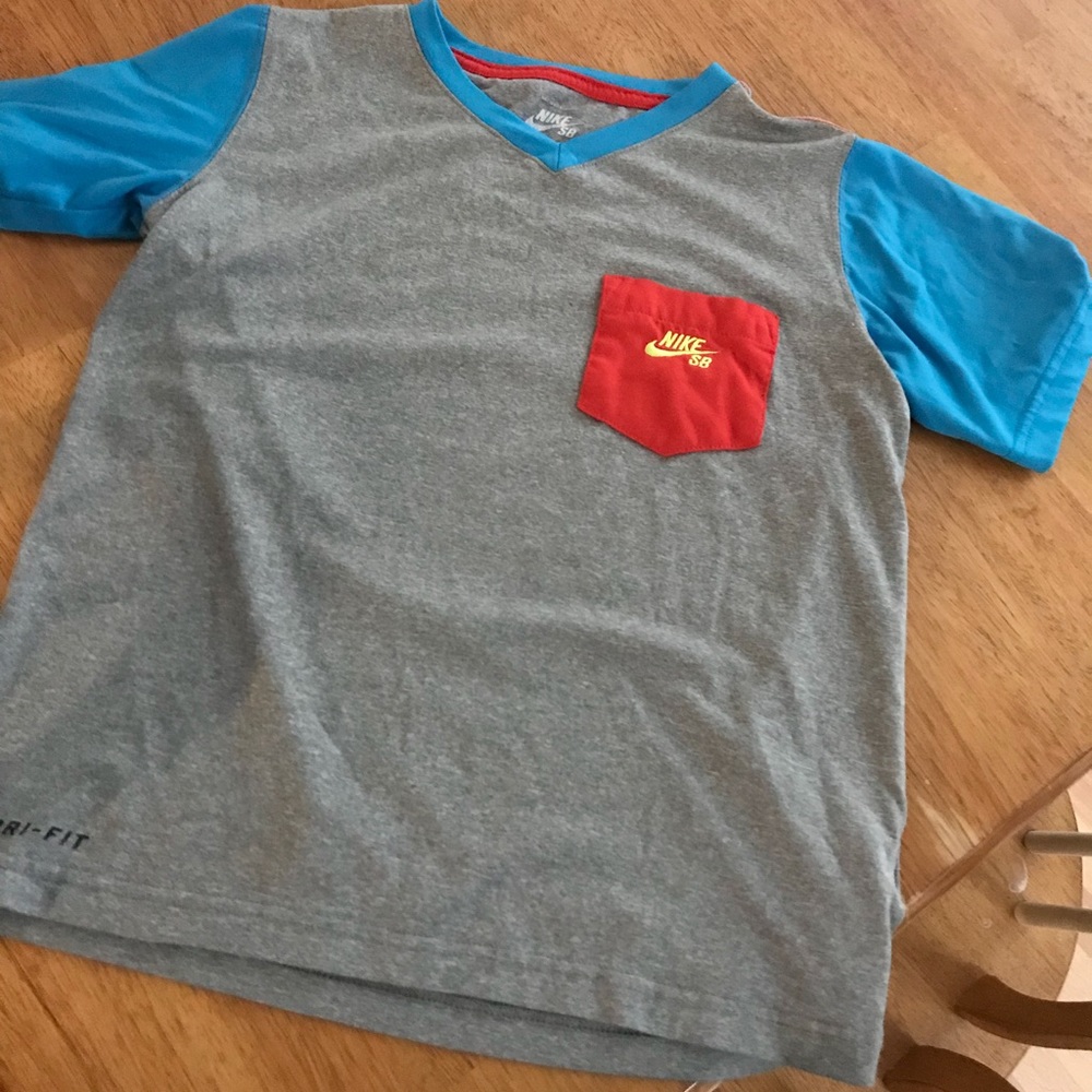Nike boys small dry fit shirt ⚾️🏉